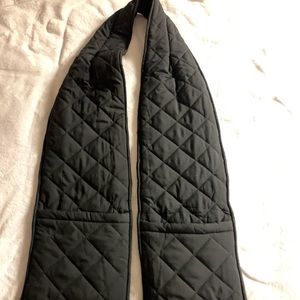 Black scarf with pockets.